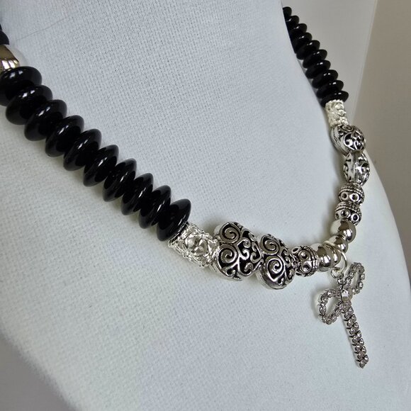 Handmade glass beaded necklace - Picture 2 of 3